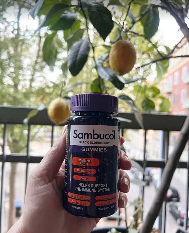🍋 Când e vorba de vitamina C naturală, nu ne jucăm! Aproape am putea spune că o culegem în fiecare dimineață, direct din propriul nostru balcon. 

🫐 La fel e și cu cea pe care o găsiți în jeleurile Sambucol Immuno, doar că aici am mai adăugat și zinc pentru a asigura zilnic funcționarea optimă a sistemului imunitar.

#sambucol #sambucolro #imunitate #natural #socnegru #immunoforte #imunitatecrescuta #imunitateafamiliei #staredebine #imunitatecopii #vitaminaC #zinc #suportimunitar #romania #stildeviata #stresoxidativ #protectiacelulelor #protectieaimunitatii #protectiafamiliei #imunitate